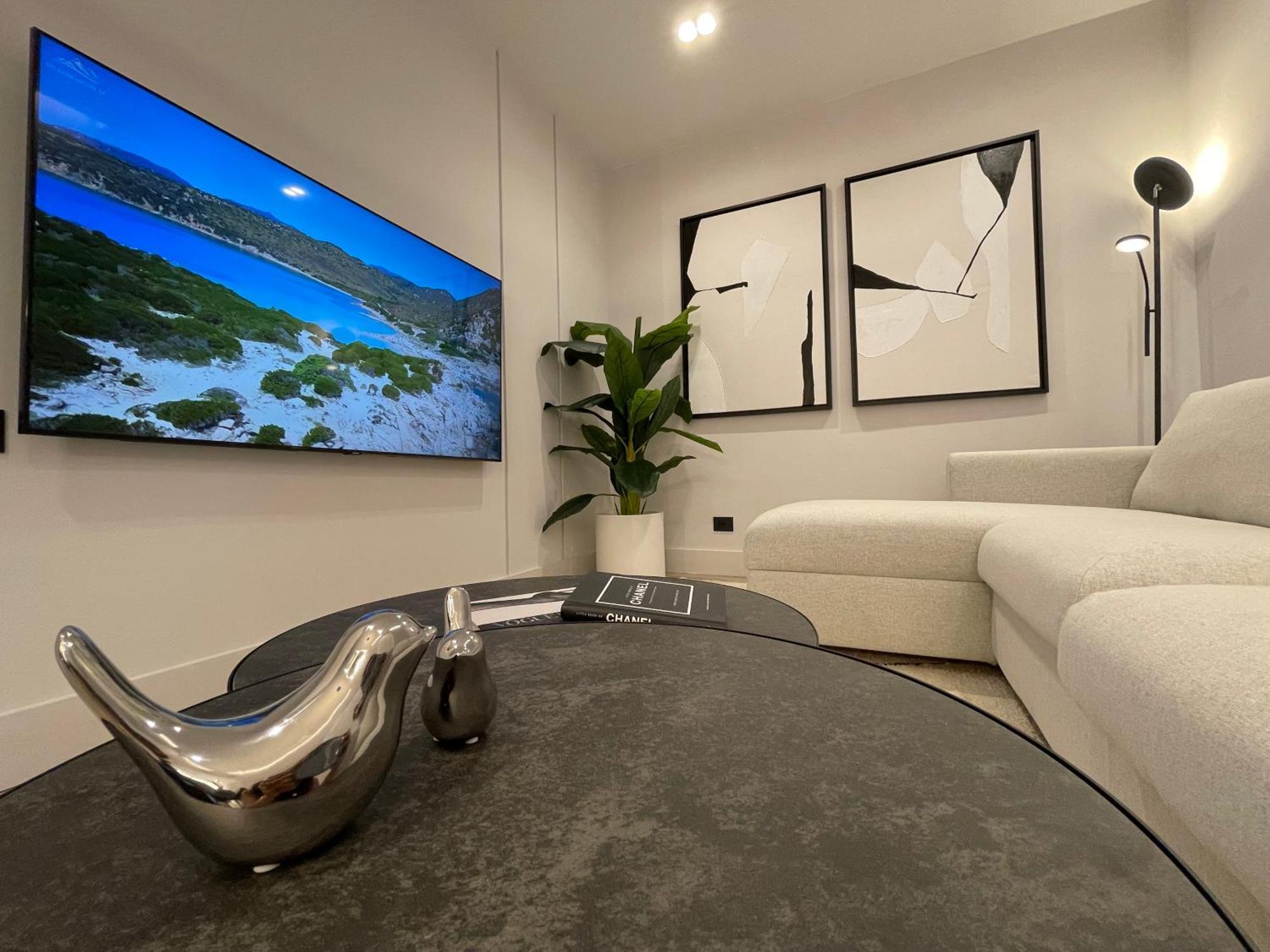 Superior 1br - Fully Renovated & Equipped - Prime Location In Historical Centre - Garibaldi#2 - Free Parking Apartment *